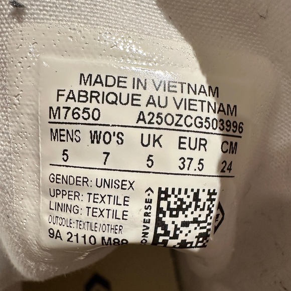 Classic Lace-Up Chuck Taylor All Star Canvas High Tops in White, Men 5, Women 7 - Picture 11 of 11